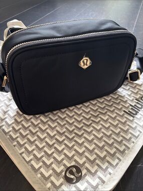 LULULEMON CROSSBODY CAMERA BAG IN BLACK /GOLD NWT